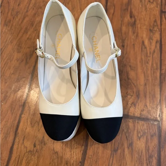 CC Women's Cream and Black Platform Heels - Picture 2 of 9